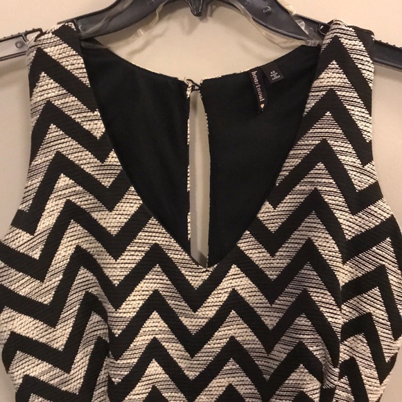 Black and cream chevron flared dress- XS - Picture 4 of 5